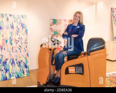 Kunststudentin, Malerin, Moderatorin (Bürgersender TIDE) Alena Bulycheva, Kunstatelier WASHED WORLD II, Hamburg, Mönckebergstraße, Levante-Haus, 15.10 Stockfoto