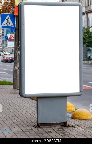Mock up von Leuchtkasten auf der Straße der Metropole Stadt für Ihre Werbung. Leere Plakatwand mit Kopierplatz Stockfoto