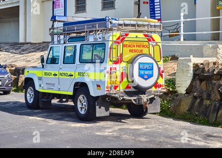 Land Rover Defender Fahrzeug gehört Blackpool Strand Patrouille geparkt Außerhalb des Hauptbüros Stockfoto