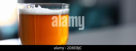 Leckeres kühlendes Gebräu auf dem Tisch Stockfoto