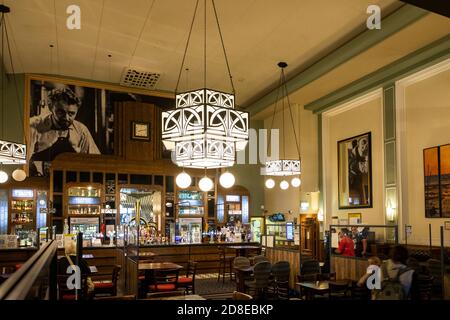 Großbritannien, Kent, Whitstable, Oxford Road, Wetherspoons öffentliches Haus Peter Cushing in ehemaligen Cinems, innen Stockfoto