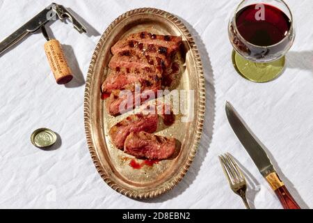Rotes Steak mit Wein schneiden Stockfoto