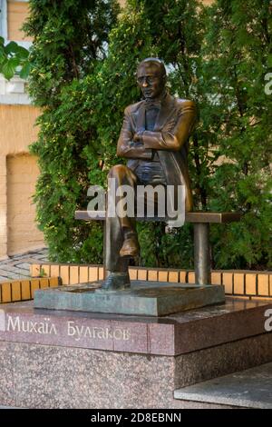 Kiew, Ukraine - 28. Juli 2018: Denkmal des berühmten sowjetischen Schriftstellers Michail Bulgakow auf dem Andreewski Abstieg Stockfoto