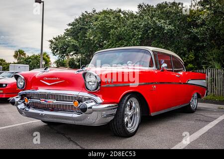Tybee Island, GA - 3. Oktober 2020: 1957 Chevrolet BelAir Hardtop Coupé auf einer lokalen Auto-Show. Stockfoto