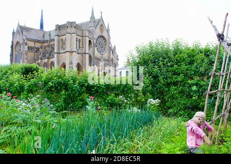 Arundel Kathedrale als Blick aus dem Gemüsegarten von Arundel Schlossgärten Stockfoto