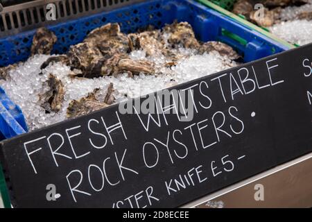 Großbritannien, Kent, Whitstable, Hafen, Meeresfrüchte-Stand, Fresh Rock (Pazifik) Austern zum Verkauf Stockfoto