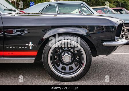 Tybee Island, GA - 3. Oktober 2020: 1967 Ford Mustang Hardtop Coupé auf einer lokalen Auto-Show. Stockfoto