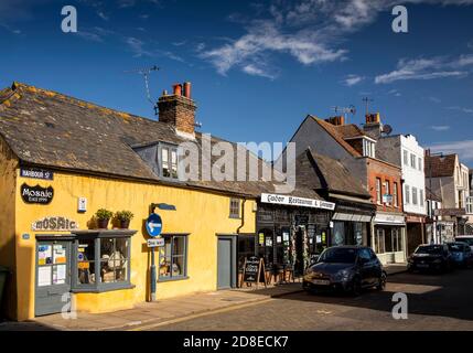 Großbritannien, Kent, Whitstable, Harbour Street, Mosaik-Bekleidungsgeschäft und Café in original niedrigen Fischerhäusern an der Red Lion Lane Stockfoto