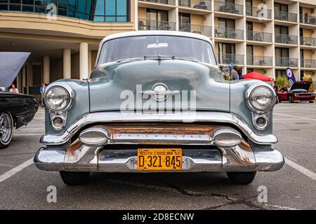 Tybee Island, GA - 3. Oktober 2020: 1953 Oldsmobile Super 88 Limousine auf einer lokalen Auto-Show. Stockfoto