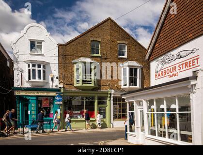 Großbritannien, Kent, Whitstable, Harbour Street, unabhängige Geschäfte gegenüber der Albert Street Stockfoto