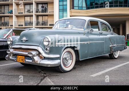 Tybee Island, GA - 3. Oktober 2020: 1953 Oldsmobile Super 88 Limousine auf einer lokalen Auto-Show. Stockfoto