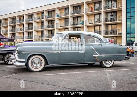 Tybee Island, GA - 3. Oktober 2020: 1953 Oldsmobile Super 88 Limousine auf einer lokalen Auto-Show. Stockfoto