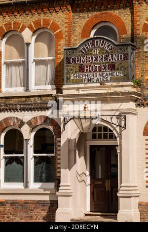 UK, Kent, Whitstable, Harbour Street, Duke of Cumberland Hotel Eingang Buntglasschild Stockfoto