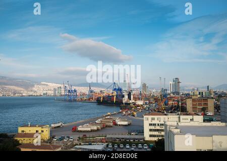 Izmir, Türkei - 29. September 2020: Blick über den Hafen von Izmir Alsancak Stockfoto