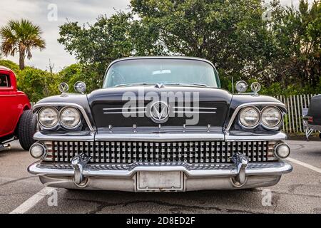 Tybee Island, GA - 3. Oktober 2020: 1958 Buick Super Riviera Hardtop Coupé auf einer lokalen Auto-Show. Stockfoto