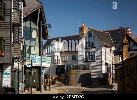 UK, Kent, Whitstable, Sea Street, neu gebautes Gebäude mit traditionellem Wetterboarding an der Horsebridge Stockfoto