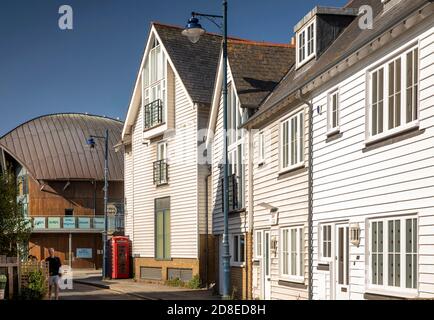 UK, Kent, Whitstable, Sea Street, neu gebautes Gebäude mit traditionellem Wetterboarding an der Horsebridge Stockfoto