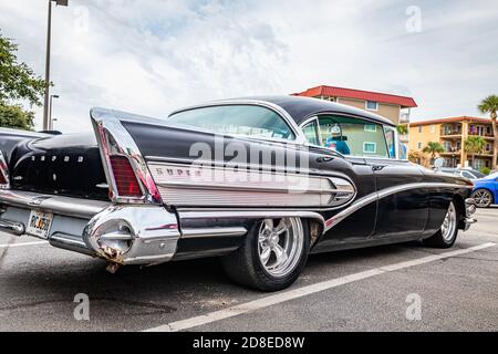 Tybee Island, GA - 3. Oktober 2020: 1958 Buick Super Riviera Hardtop Coupé auf einer lokalen Auto-Show. Stockfoto