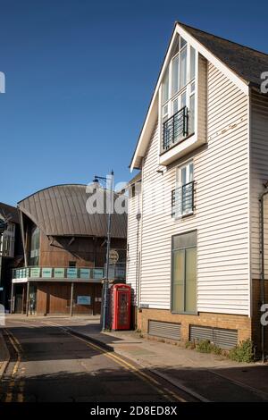 UK, Kent, Whitstable, Sea Street, neu gebautes Gebäude mit traditionellem Wetterboarding an der Horsebridge Stockfoto