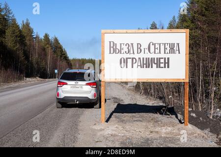 Karelien, Russland-10. April 2020: Ein Auto mit Kennzeichen aus der Region St. Petersburg steht am Straßenrand, in der Nähe des Schildes mit der Inscriptio Stockfoto
