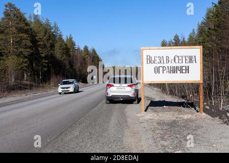 Karelia, Russland-10. April 2020: Ein suv mit Kennzeichen der Region St. Petersburg steht am Straßenrand, in der Nähe des Schildes mit der Aufschrift Stockfoto