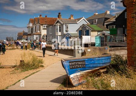 Großbritannien, Kent, Whitstable, Reeves Beach, Besucher auf dem Seewandweg in den Royal Native Oyster Stores Stockfoto