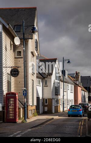 UK, Kent, Whitstable, Sea Street, neu gebaute Gebäude mit traditionellem Wetterschutz Stockfoto