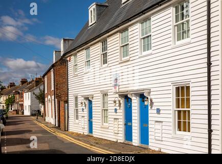 UK, Kent, Whitstable, Island Wall, neu gebaute Gebäude mit traditionellem Wetterschutz Stockfoto
