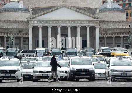 Taxis auf dem Platz während der Demonstration.Taxi- und Busfahrer protestierten weiter gegen die Maßnahmen der italienischen Regierung gegen die Krise von 19 und verurteilten die wirtschaftlichen Auswirkungen und Auswirkungen der Sperre. In Neapel protestieren Demonstranten vor der Piazza Plebiscito. Stockfoto
