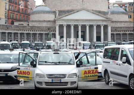 Taxis auf dem Platz während der Demonstration.Taxi- und Busfahrer protestierten weiter gegen die Maßnahmen der italienischen Regierung gegen die Krise von 19 und verurteilten die wirtschaftlichen Auswirkungen und Auswirkungen der Sperre. In Neapel protestieren Demonstranten vor der Piazza Plebiscito. Stockfoto