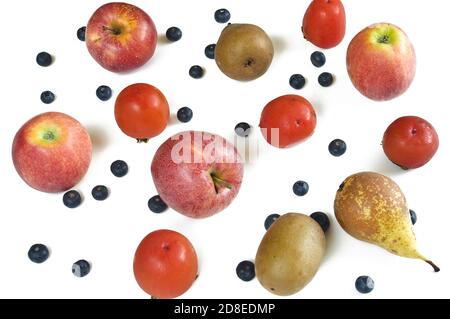 Äpfel, Heidelbeeren, Kaki, Birnen und Kiwi auf weißem Hintergrund. Stockfoto
