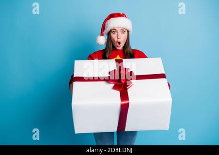 Foto-Porträt der staunenden Frau mit riesigen weißen weihnachtsgeschenk Isoliert auf pastellfarbenem hellblauem Hintergrund Stockfoto