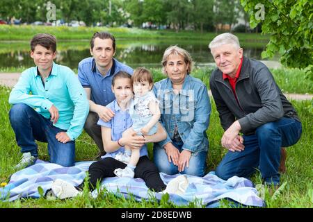 Sechs Personen Familienportrait am Wochenende Picknick, ältere Großeltern, Erwachsene alleinerziehende Vater, Mädchen im Jugendalter und Junge und Kleinkind Mädchen Stockfoto