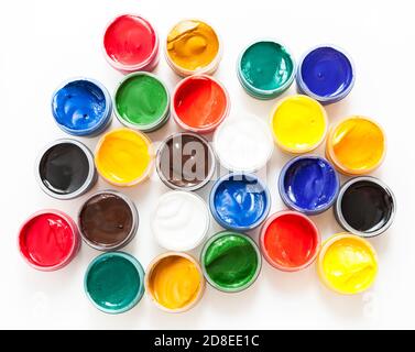 Set aus Kunststoffdosen mit farbigen Farben, einem weißen Hintergrund, Draufsicht Stockfoto