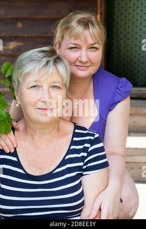 Ältere Mutter mit ihrem erwachsenen Töchterportrait, zwei glückliche kaukasische Frauen Stockfoto