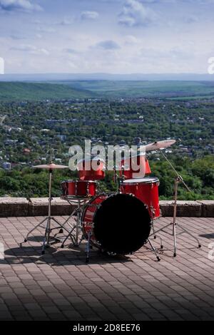 Rote Trommel auf der Aussichtsplattform Stockfoto