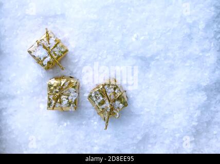 Kleine bunte Geschenkschachteln auf flauschigem Schnee. Winterdesign-Elemente. Stockfoto