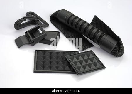 Kunststoffarmaturen für die Herstellung von Reisetaschen. Griff für die Tasche, Beine auf der Unterseite der Tasche, Karabiner, Tasche Gürtelhalter, Kunststoff-Clip. Griffe für Anzug Stockfoto