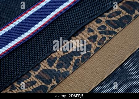 Ein Satz von breiten elastischen Bändern für einen Gürtel und Hosenträger. Dekorative Gummibänder zum Nähen von Kleidern, Hosen, Röcken. Textile Gummibänder für einen Gürtel Stockfoto