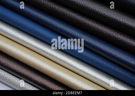 Muster von Kunstleder in verschiedenen Schattierungen Draufsicht. Kunstleder Farbpalette Katalog. Kunstleder in blau, schwarz, weiß, Hintergrund. Stockfoto
