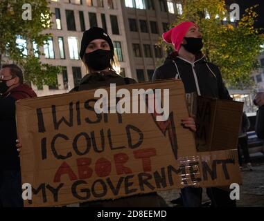 Berlin, Deutschland. Okt. 2020. Vor dem Brandenburger Tor steht eine Frau mit dem Plakat "Ich wünschte, ich könnte meine Regierung abbrechen". Demonstranten protestierten hier gegen eine Verschärfung des Abtreibungsverbots in Polen. Quelle: Paul Zinken/dpa-Zentralbild/dpa/Alamy Live News Stockfoto