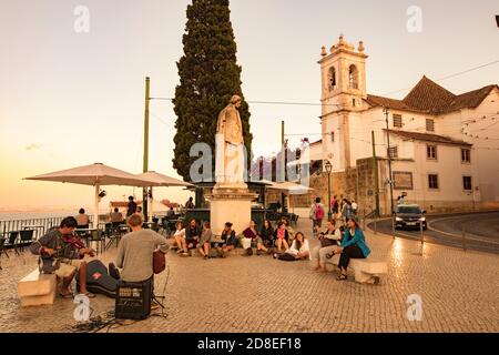 Öffentlicher Platz mit Straßenmusikern vor der Kirche Santa Luzia im Alfama-Viertel von Lissabon, Portugal, Europa. Stockfoto