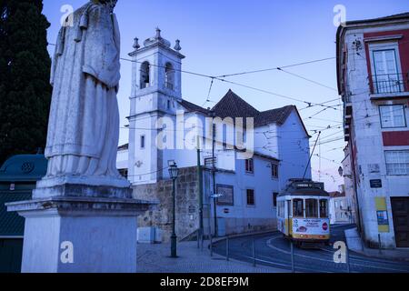 Öffentlicher Platz mit einer Statue von São Vicente vor der Kirche Santa Luzia im Alfama-Viertel von Lissabon, Portugal, Europa. Stockfoto