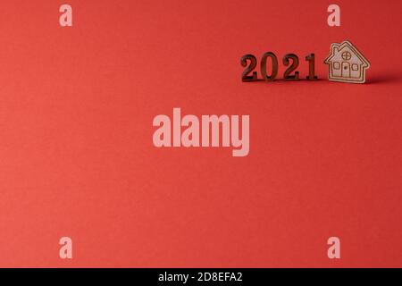 Neues Jahr 2021. Holzfiguren und ein kleines Haus in der Nähe. „zu Hause bleiben“-Konzept. Hochwertige Fotos Stockfoto