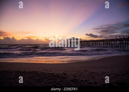 Cocoa Beach Pier bei Sonnenaufgang Stockfoto