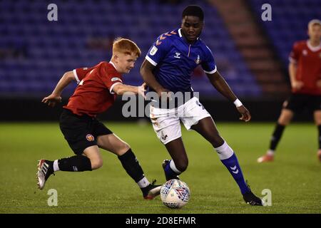 Oldham, Großbritannien. Oktober 2020. OLDHAM, GROSSBRITANNIEN. 28. OKTOBER Oldham Athletic's Junior Luamba während des FA Youth Cup Spiels zwischen Oldham Athletic und FC United of Manchester im Boundary Park, Oldham am Mittwoch 28. Oktober 2020. (Kredit: Eddie Garvey, Mi News) Kredit: MI Nachrichten & Sport /Alamy Live Nachrichten Stockfoto