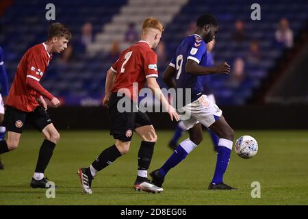 Oldham, Großbritannien. Oktober 2020. OLDHAM, GROSSBRITANNIEN. 28. OKTOBER Oldham Athletic's Junior Luamba während des FA Youth Cup Spiels zwischen Oldham Athletic und FC United of Manchester im Boundary Park, Oldham am Mittwoch 28. Oktober 2020. (Kredit: Eddie Garvey, Mi News) Kredit: MI Nachrichten & Sport /Alamy Live Nachrichten Stockfoto