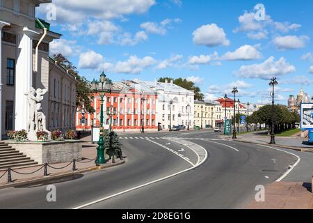 St. Petersburg, Russland-ca. Sep, 2012: Das Leutnant Schmidt-Ufer liegt entlang der Newa. Das Gebäude der Saint-Petersburg Mining University ist Stockfoto