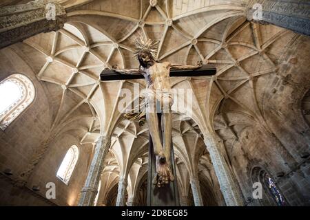 Kunstvolle spätgotische Architektur und dekorative Decke im Inneren des Klosters Jerónimos in Lissabon, Portugal, Europa. Stockfoto