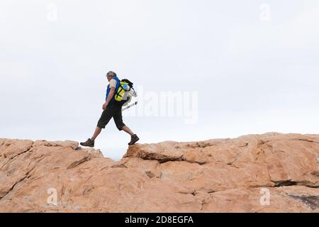 Älterer Mann, der Zeit in der Natur verbringt Stockfoto